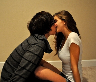 Как первый раз поцеловать девушку