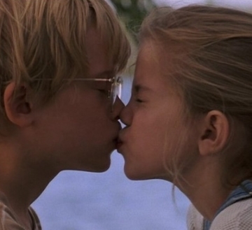 Первый поцелуй мальчика в школе